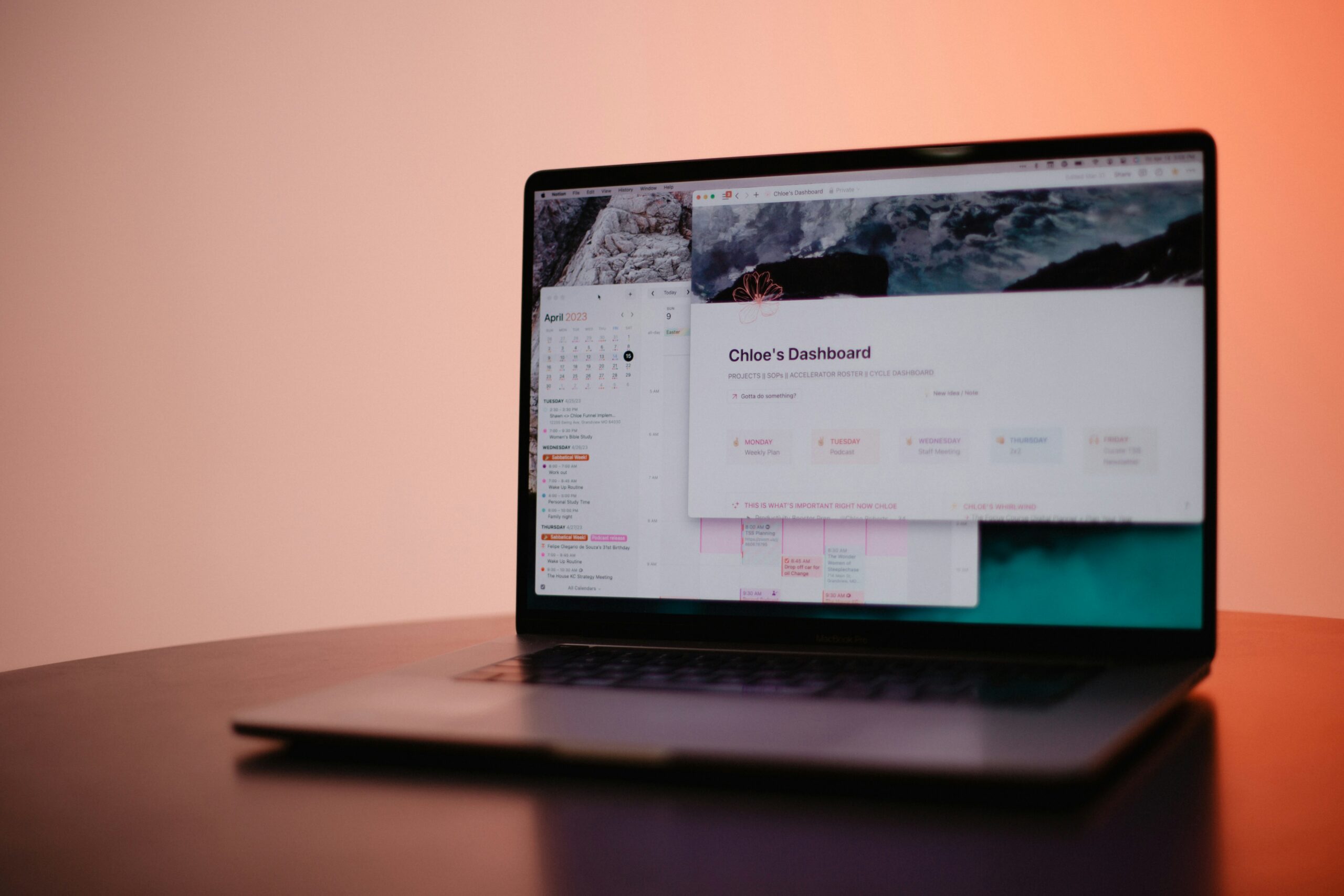 Laptop mit einem Wissens-Dashboard aus Kalender, Projekten und Notizen vor warmem, orangefarbenem Hintergrund